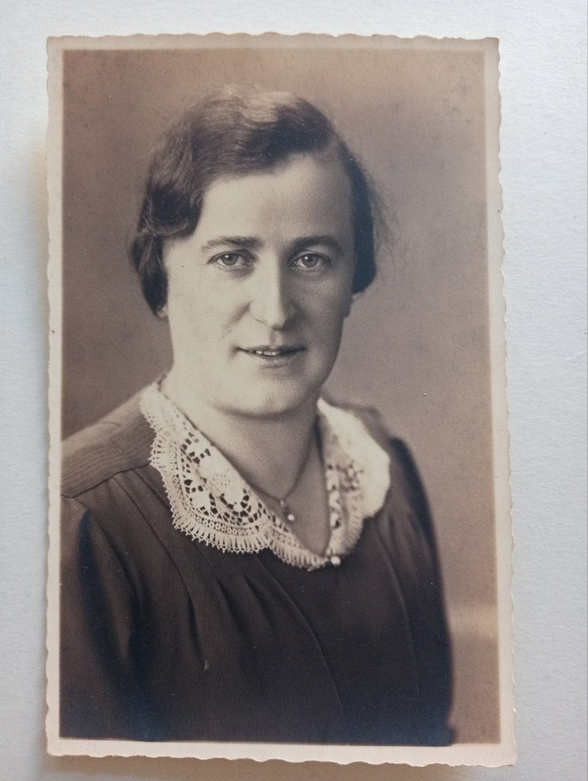 Fotokaart begin 20e eeuw portret van een Vrouw, Verzamelen, Ophalen of Verzenden, Voor 1940, Gebruikt