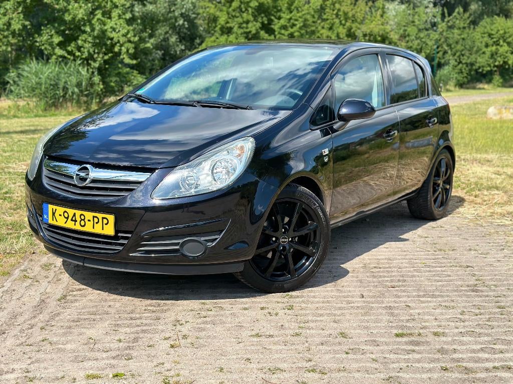 Opel Corsa 1.4 '111' Edition 2010 Zwart vanaf 4 mei beschik, Auto's, Voorwielaandrijving, Euro 5, 4 cilinders, Handgeschakeld