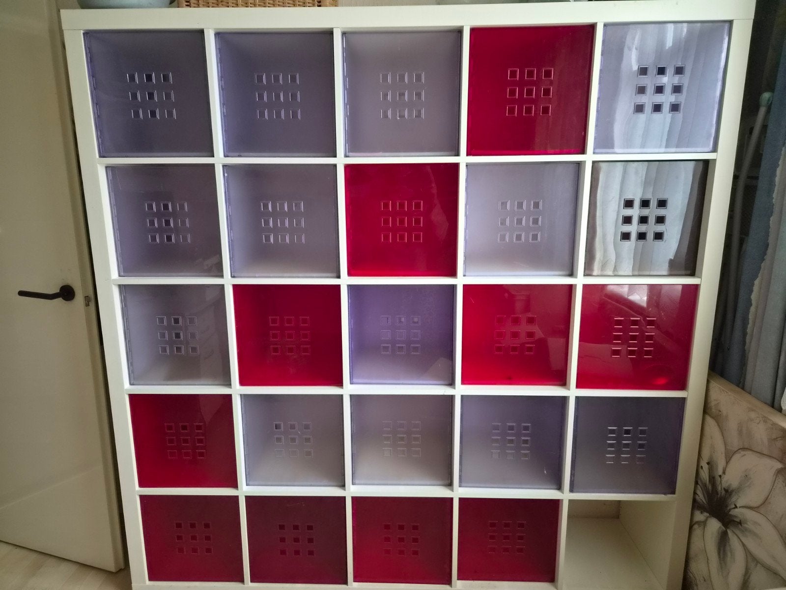 IKEA Kallax kast met 24    gekleurde bakken, Ophalen, Gebruikt, Modern, Speels, 150 tot 200 cm