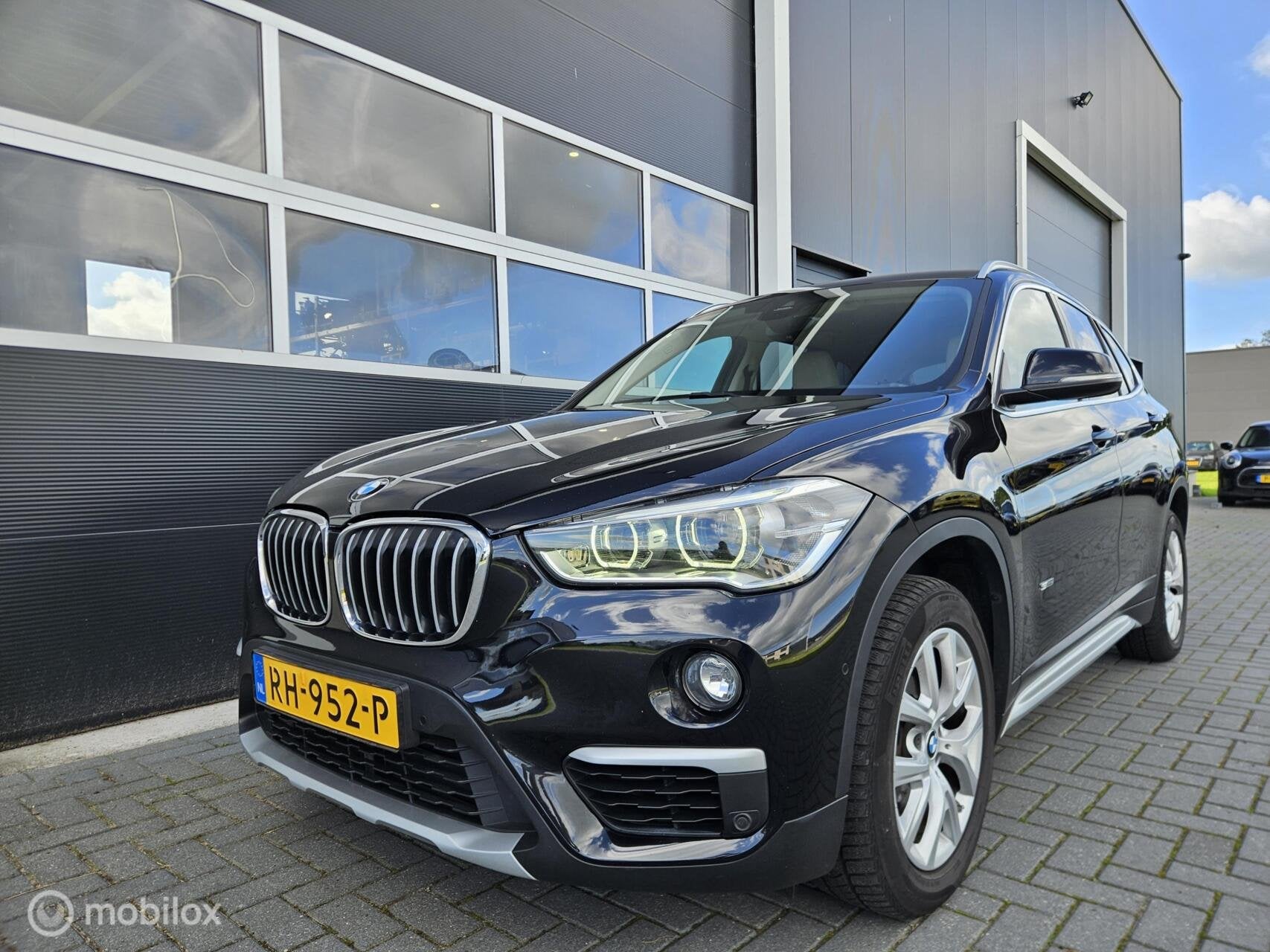 BMW X1 sDrive18i High Executive Automaat HUD | Camera | LED, Dealer onderhouden, Gebruikt, Euro 6, Zwart