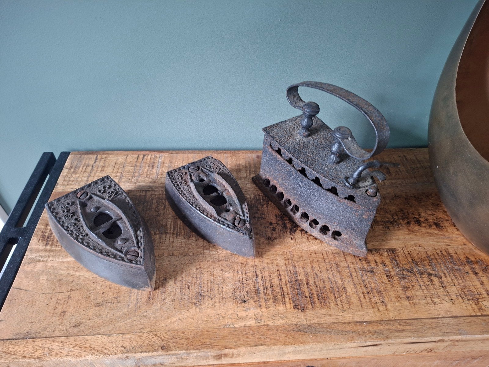 antieke metalen gietijzeren strijkijzer kachelbout brocante, Ophalen