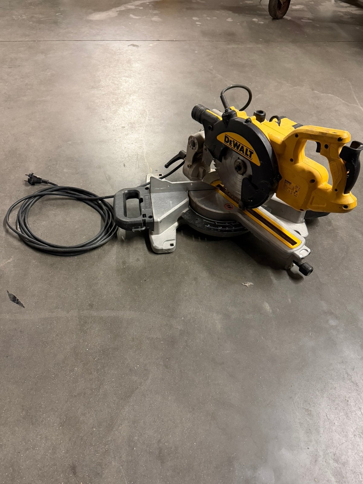 DeWalt DWS774-QS afkort- en verstekzaag., Ophalen, Gebruikt, 70 mm of meer, Afkortzaag
