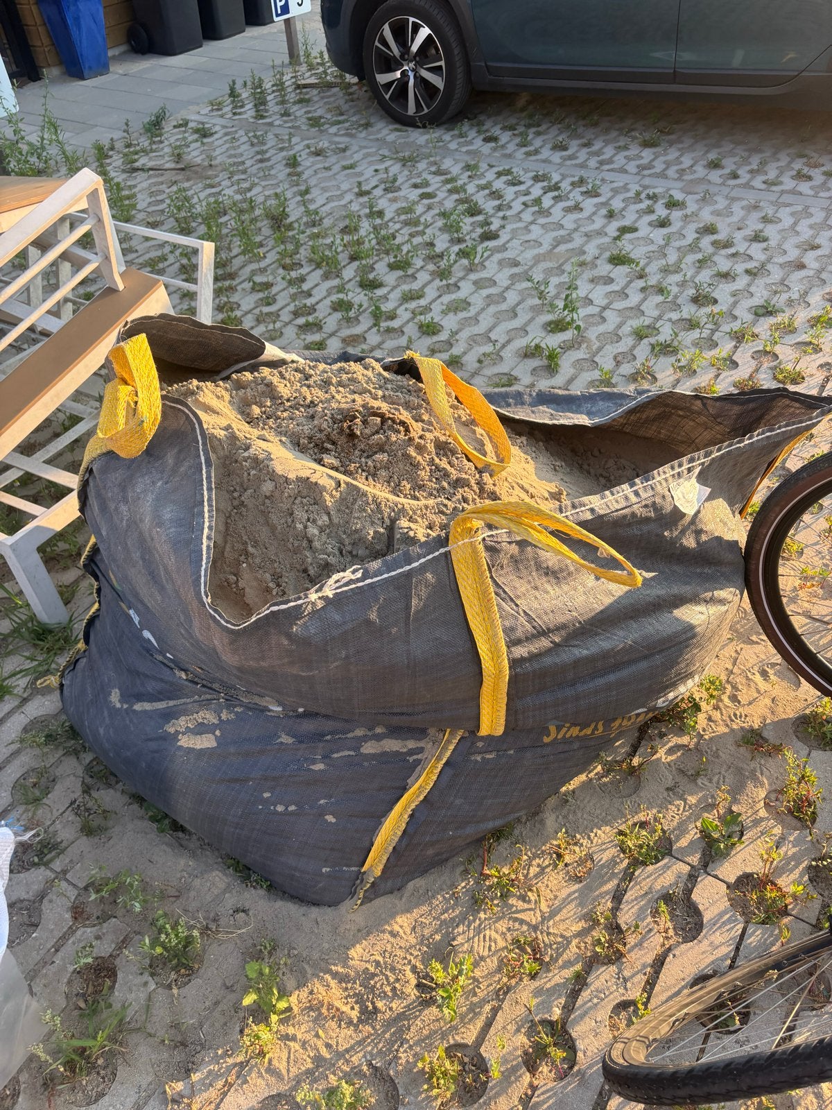 Gratis af te halen: 2 big bags wit zand, Tuin en Terras, Zand, Ophalen, Gebruikt, Ophoogzand