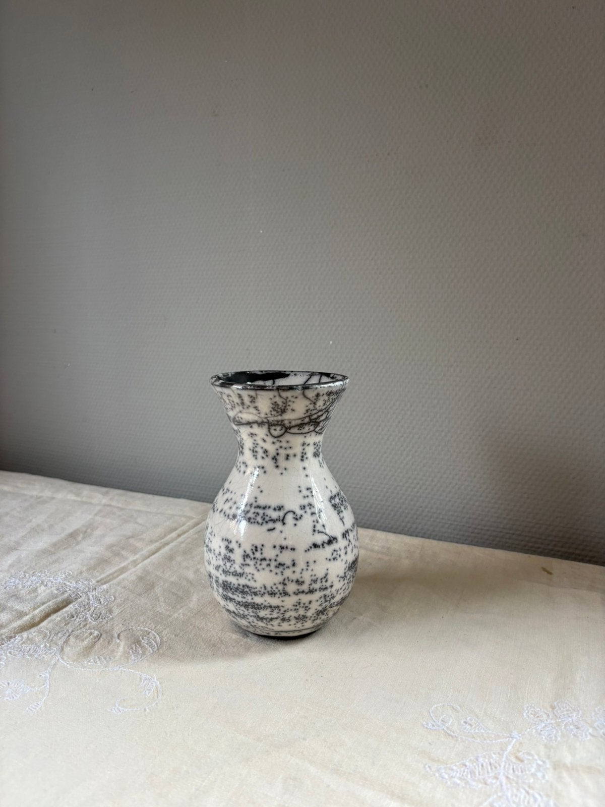 Vintage raku gestookt ceramic vaasje | gesigneerd |zwart wit, Zwart, Ophalen of Verzenden, Zo goed als nieuw, 17 cm