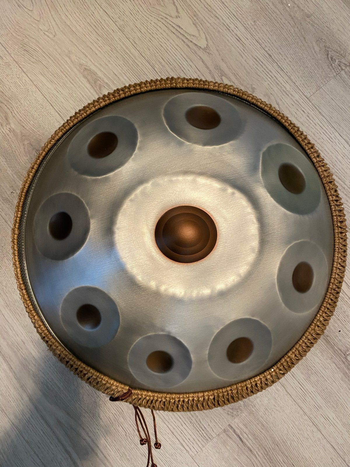 Nieuwe Zilverkleurige Handpan 22 inch D Kurd D Mineur, Ophalen of Verzenden, Nieuw, Melodische percussie