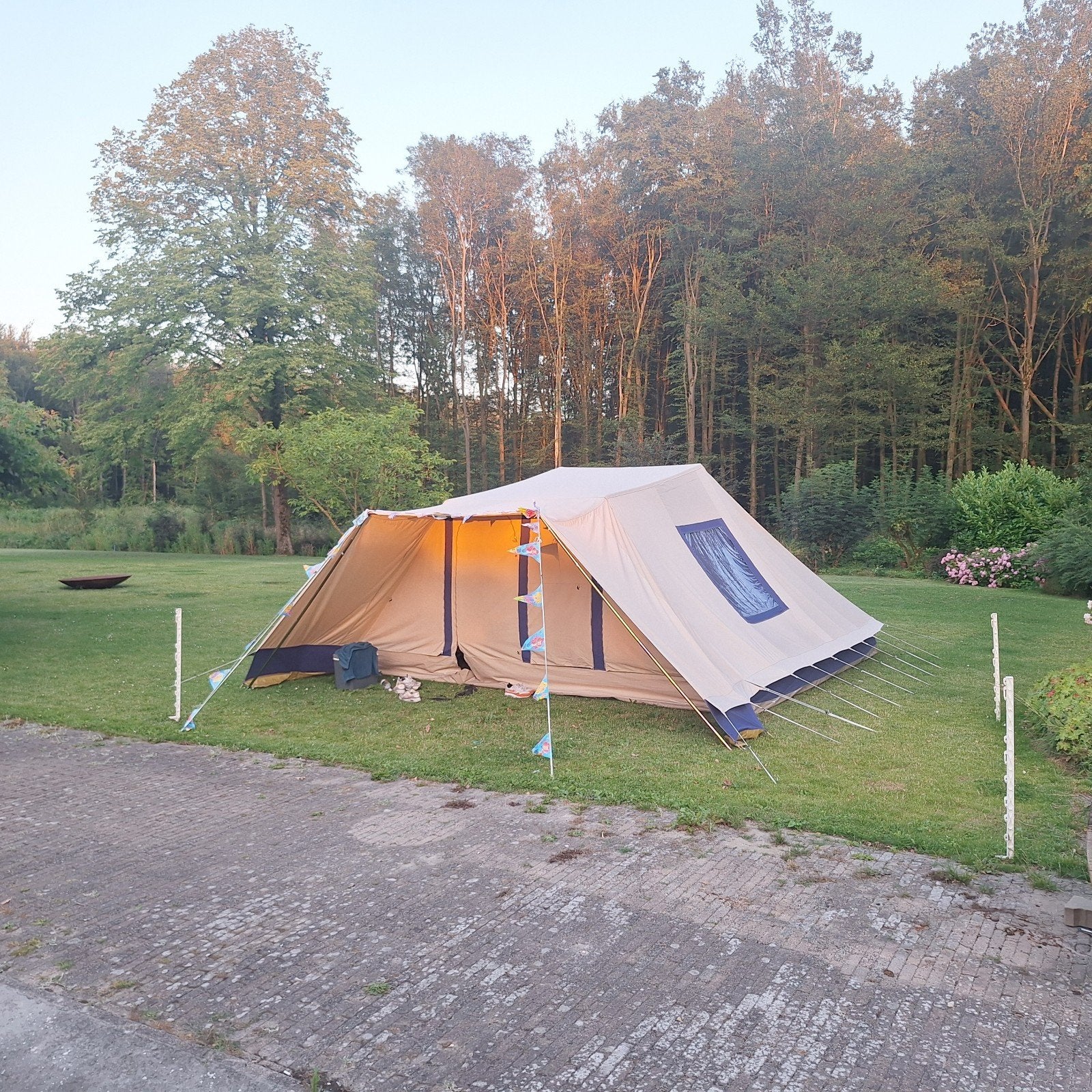 Ruime Super tent - Ideaal voor gezinnen, Caravans en Kamperen, Tenten, Ophalen, Zo goed als nieuw, Tot en met 6