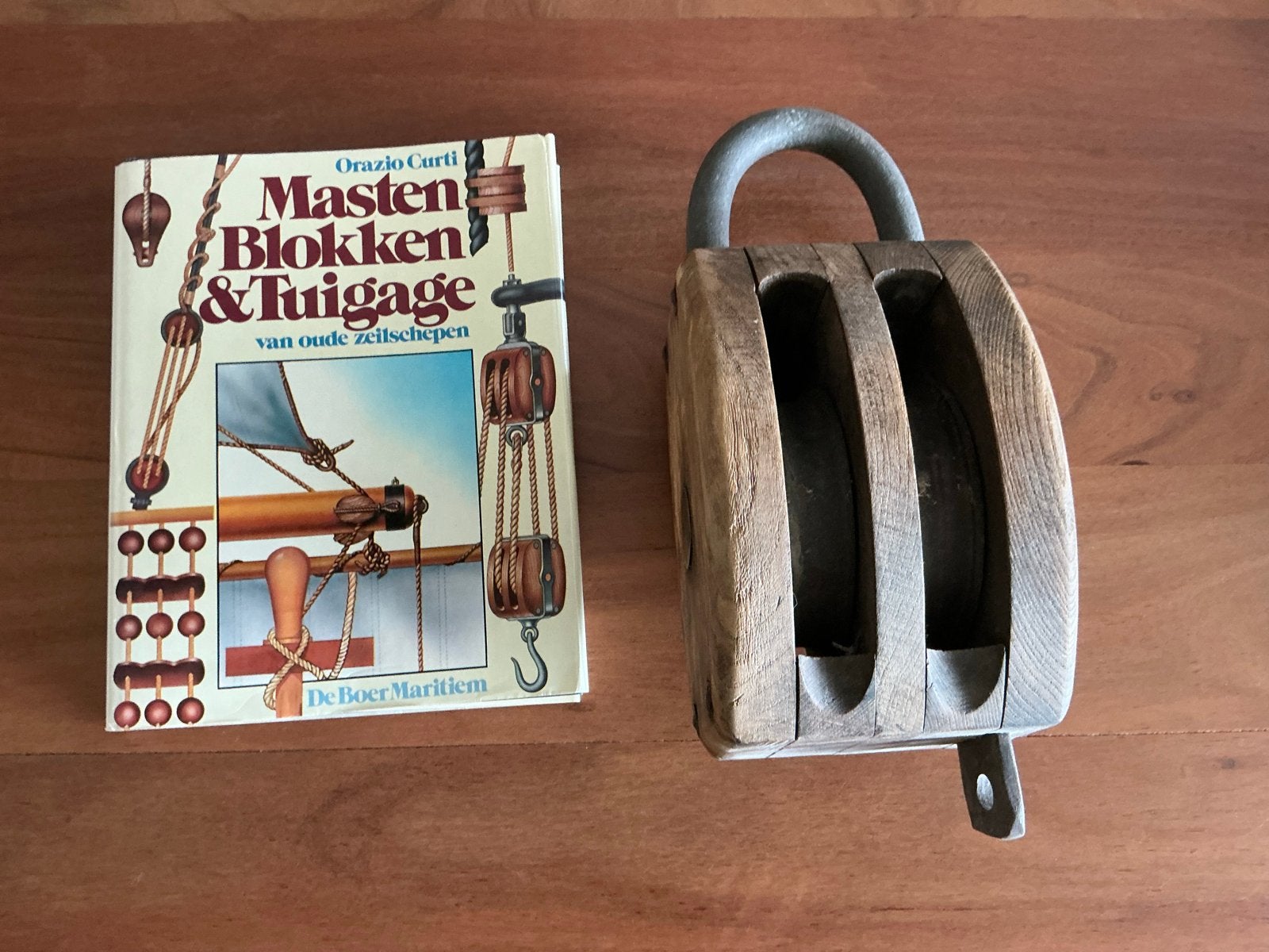 Antiek scheepsblok met boek Masten, Blokken & Tuigage, Ophalen of Verzenden, Gelezen