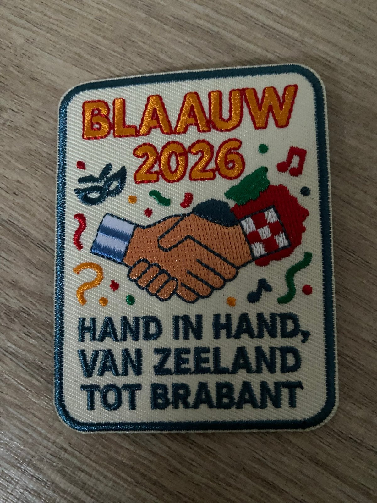 Carnavals embleem politie 'Blaauw 2026' -Zeeland tot Brabant, Ophalen of Verzenden, Zo goed als nieuw, Feestartikel, Carnaval