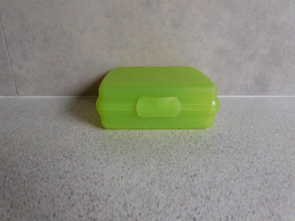 Tupperware Snackie Snackbox 14x12x5,5 cm. Lime, Huis en Inrichting, Keuken | Tupperware, Ophalen of Verzenden, Zo goed als nieuw