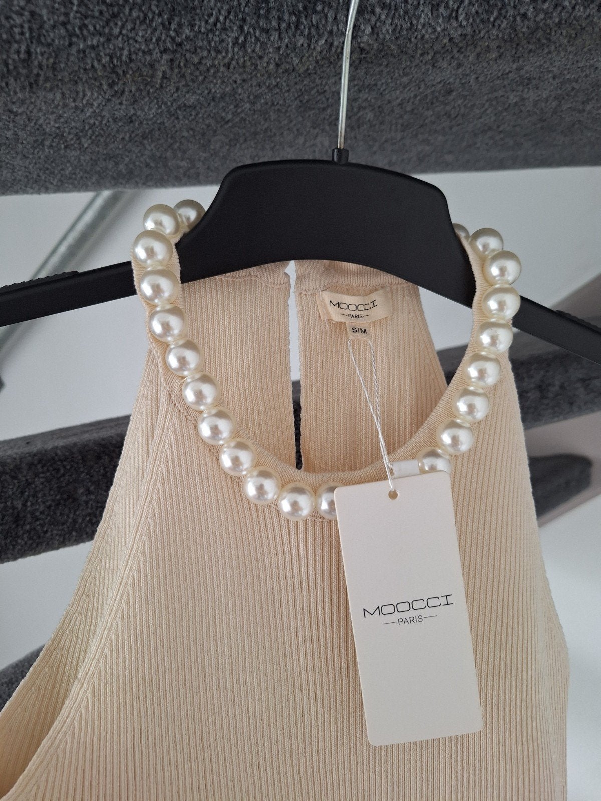Mooie Moocci Paris top met parels, maat M, stretch, Maat 38/40 (M), Beige, Nieuw, Ophalen of Verzenden