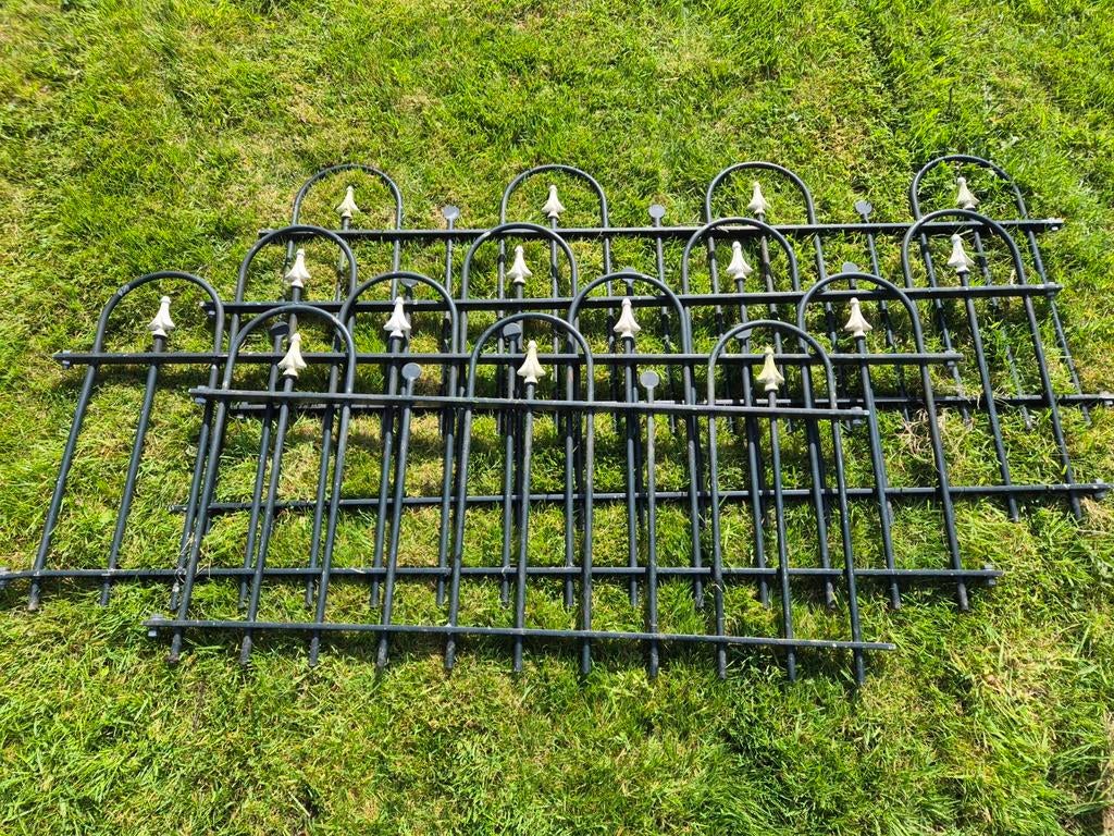 Gietijzeren hek met hekwerk palen met betonnen voet, Tuin en Terras, Tuinhekken en Hekwerk, Ophalen of Verzenden, Gebruikt, IJzer