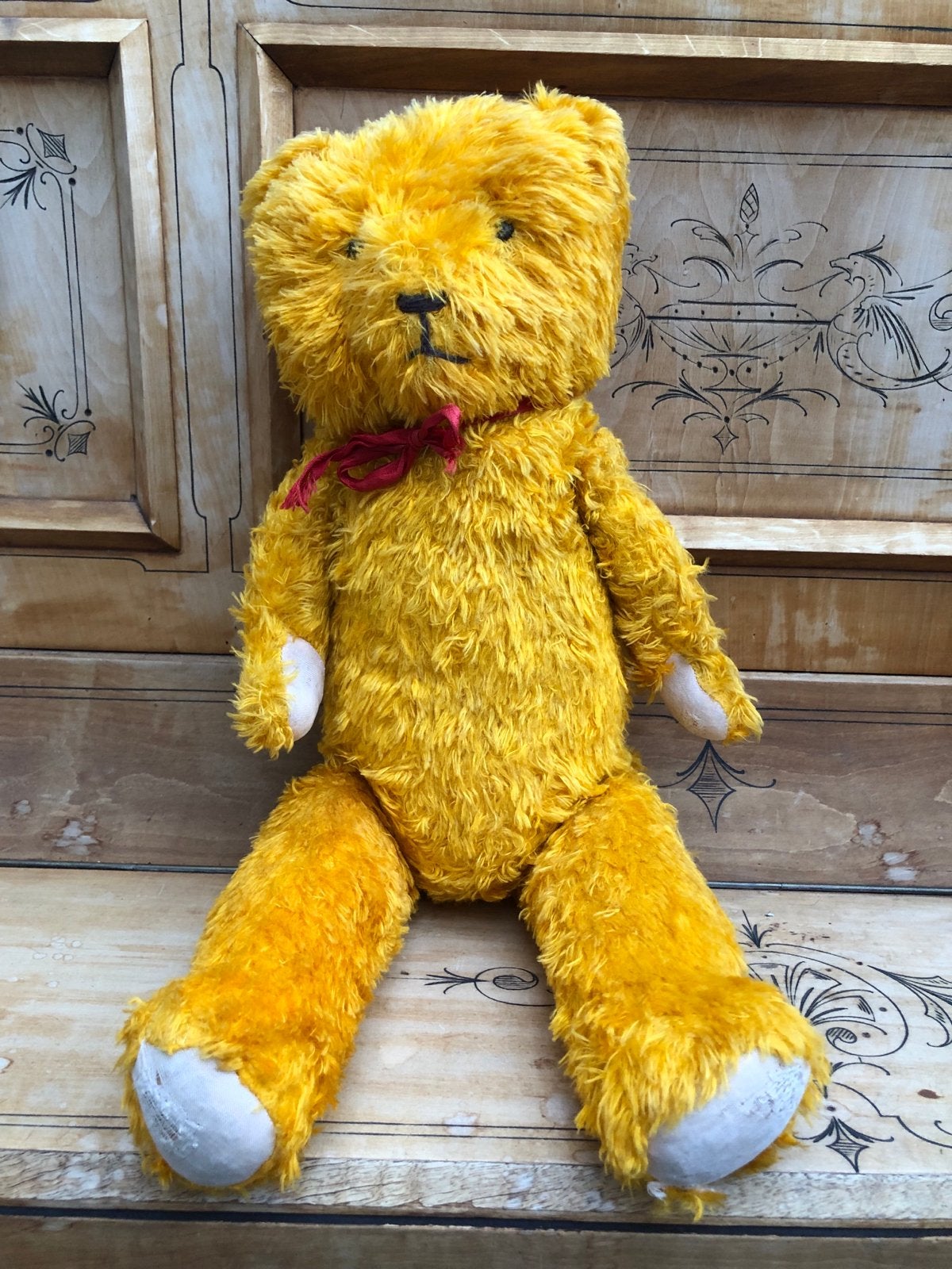 Vintage Gele Teddybeer met Rode Strik - Klassiek Speelgoed, Ophalen of Verzenden, Gebruikt, Stoffen beer, Overige merken