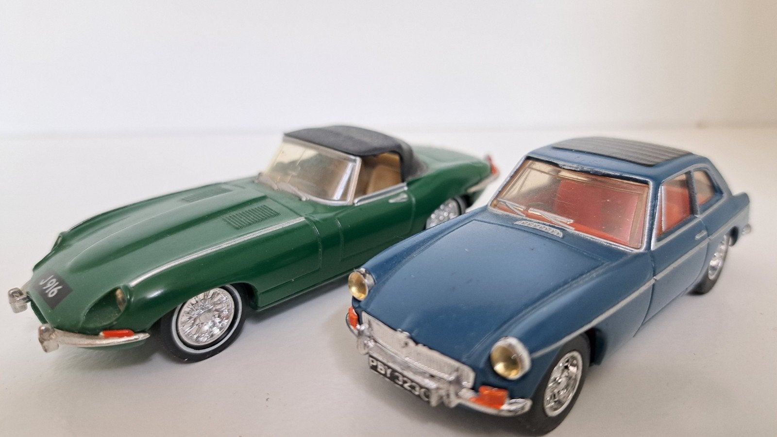 DINKY toys Jaguar E-Type en MGB GT, Overige merken, Gebruikt, 1:50 of kleiner, Auto