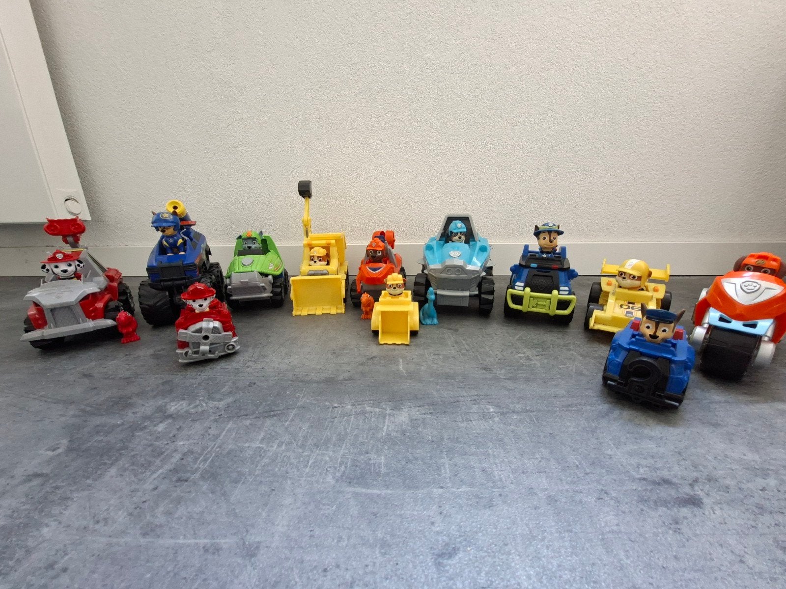 Paw Patrol speelfiguren + auto's, Ophalen, Gebruikt
