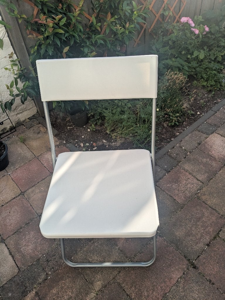 Drie witte klapstoelen (model Jeff), Huis en Inrichting, Stoelen, Gebruikt, Drie, Kunststof, Metaal, Wit, Ophalen