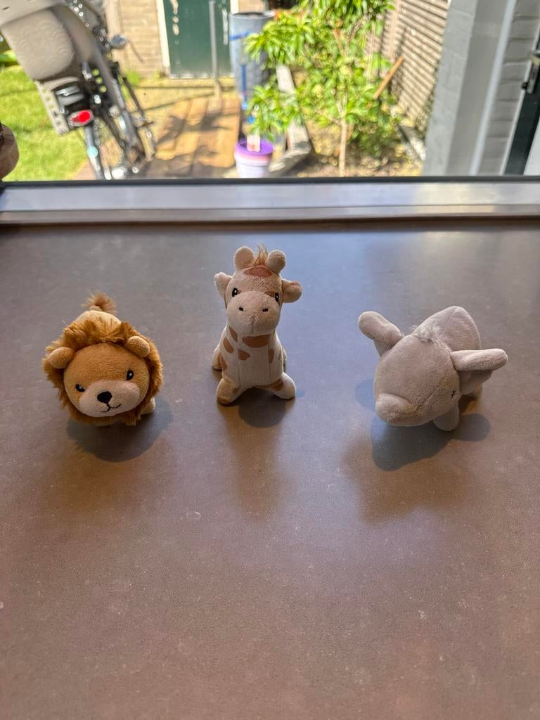 Drie kleine dieren knuffels (leeuw, giraf, olifant), Ophalen of Verzenden, Zo goed als nieuw, Bruin, Leeuw