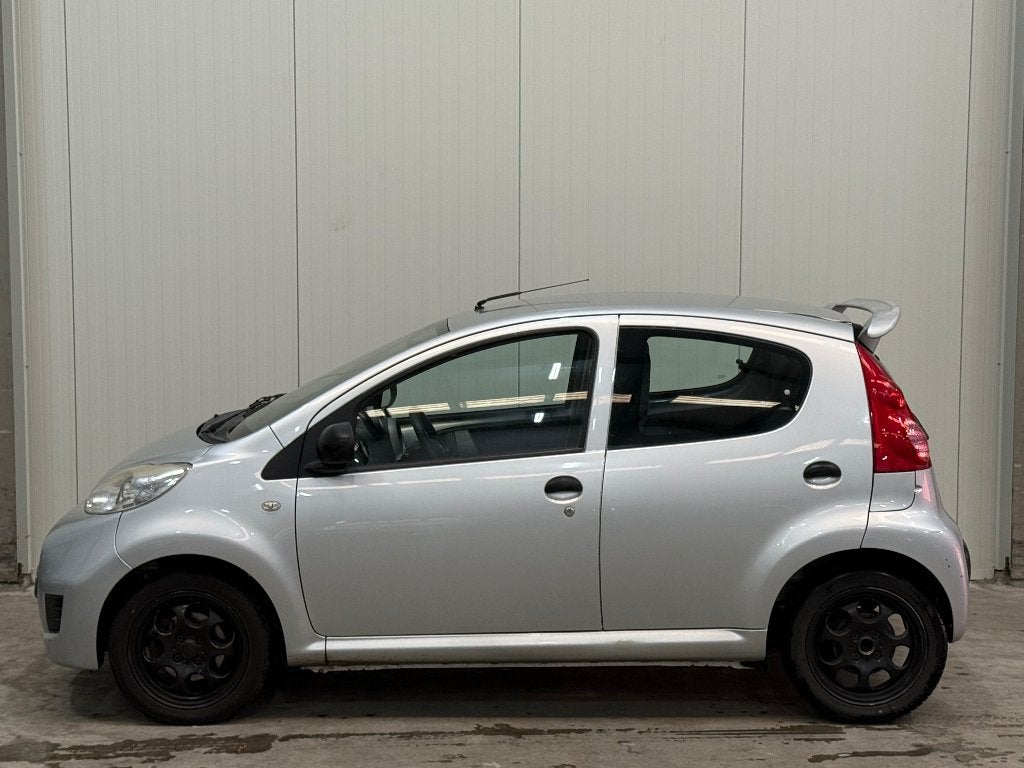Peugeot 107 1.0/2009/5DEURS/160DKM/NwAPK, Auto's, Peugeot, Voorwielaandrijving, Stof, Zwart, 4 stoelen