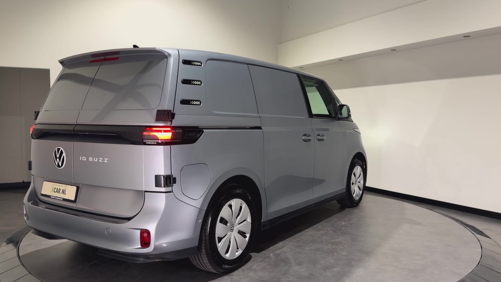 Volkswagen ID. Buzz Cargo 77 kWh | ACC | Park Assist | Bestu, Automaat, Gebruikt, 82 kWh, Met garantie (alle)