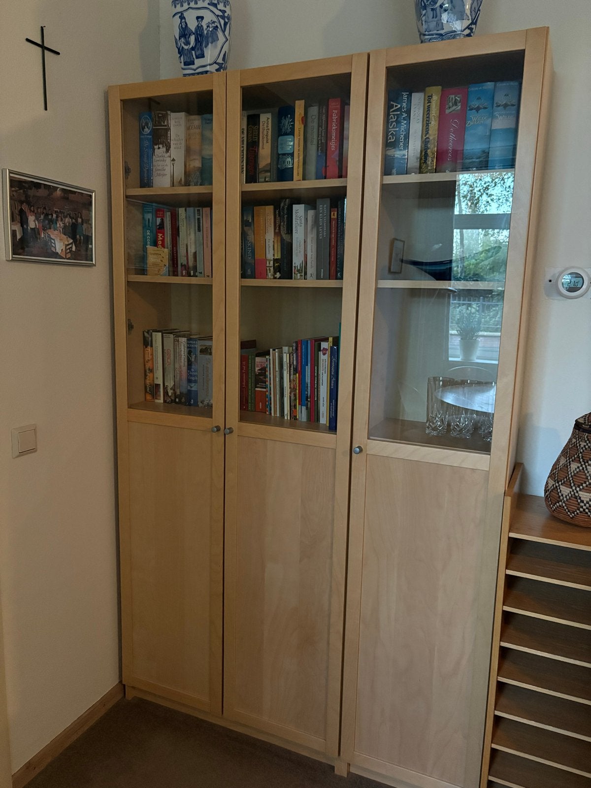 Boekenkast met glazen deuren - licht hout, Huis en Inrichting, Ophalen, Gebruikt, 100 tot 150 cm, 200 cm of meer