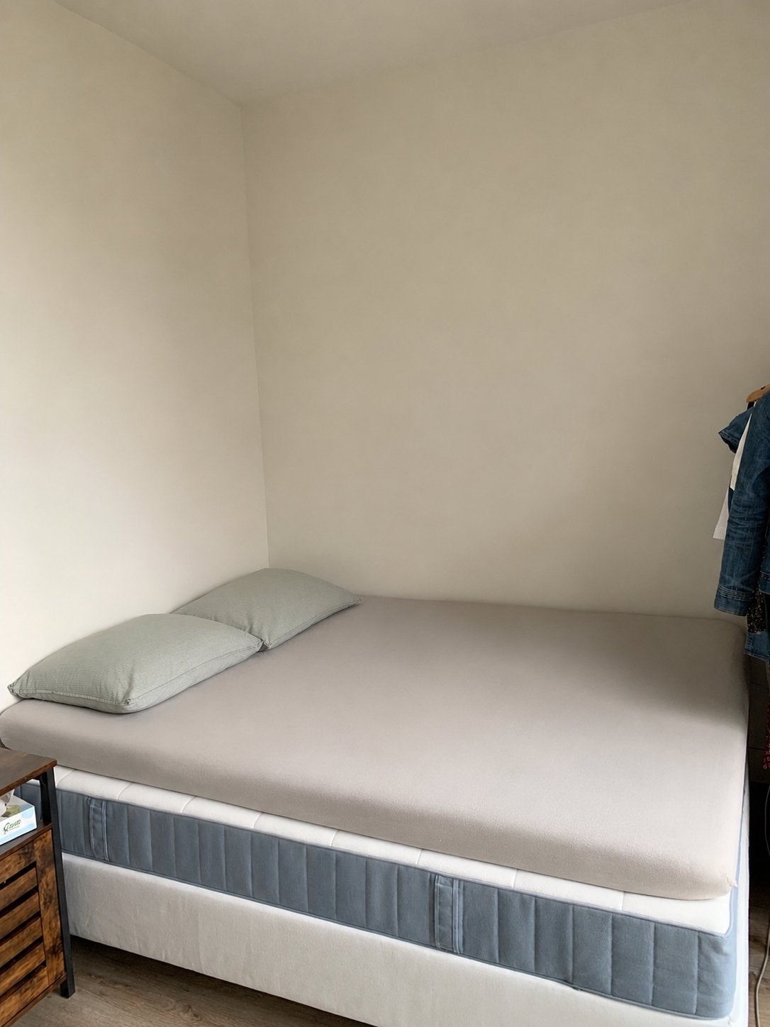 Queen Size Bed with Topper, Huis en Inrichting, Gebruikt, Wit, Tweepersoons, Ophalen of Verzenden
