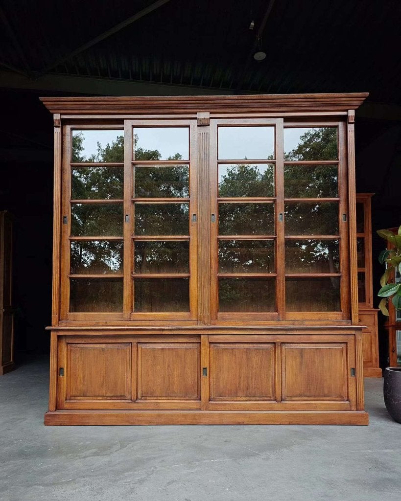 Foto 3 van Klassieke eikenhouten notariskast | Hoge buffetkast #3085