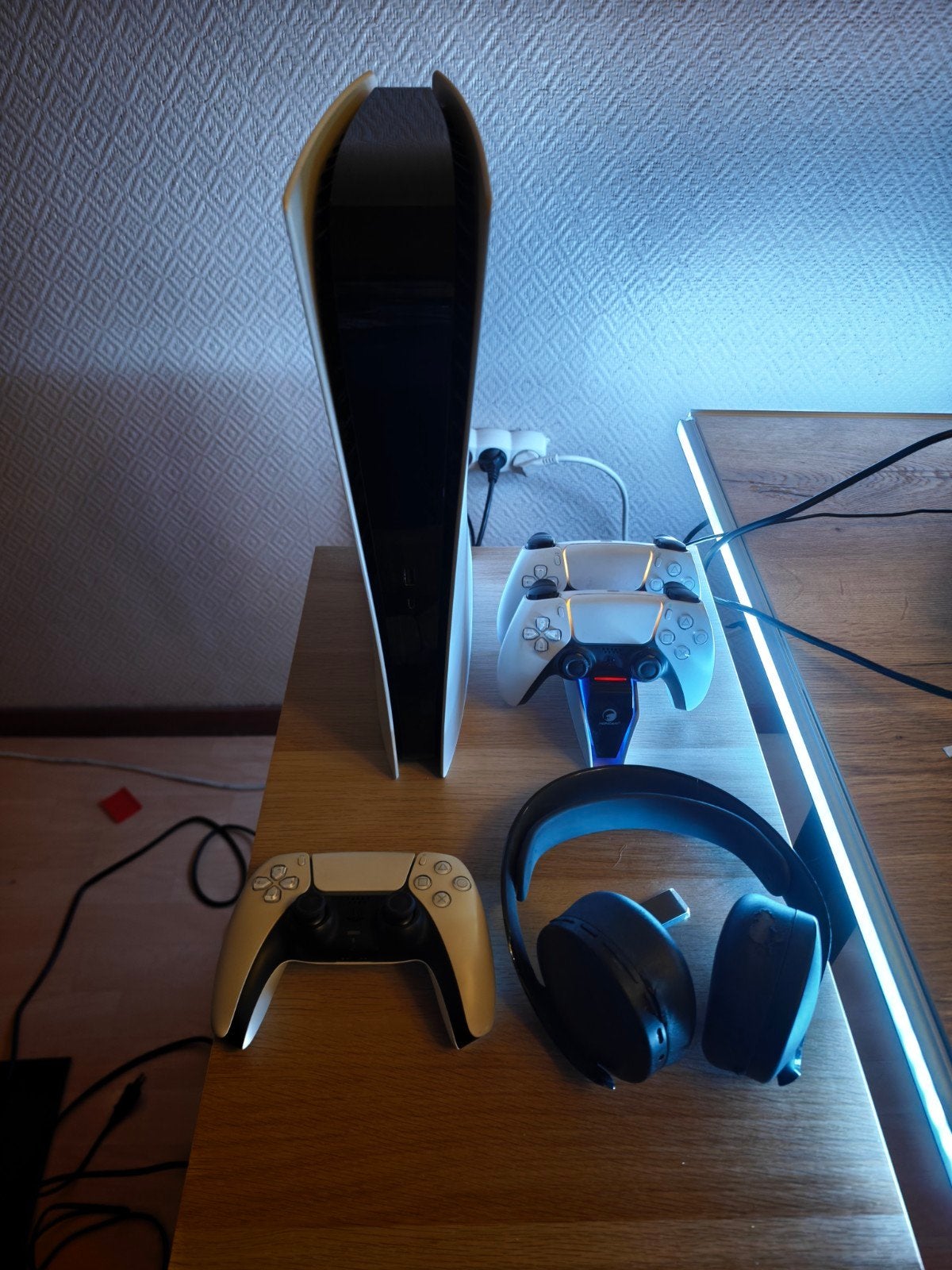 playstation 5 digital + 3 controllers + headset + oplaadst, Ophalen of Verzenden, Zo goed als nieuw
