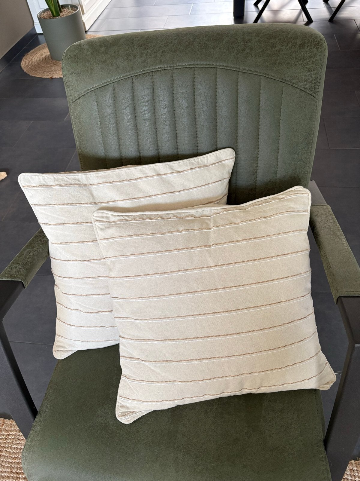 Set van 2 beige sierkussens met streepjespatroon, Overige merken, Inclusief binnenkussen, Beige, Vierkant