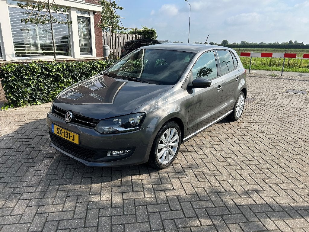 Hele nette Volkswagen Polo 1.4 16V FSI 63KW 2010 Grijs, Voorwielaandrijving, Stof, 40 €/maand, Zwart