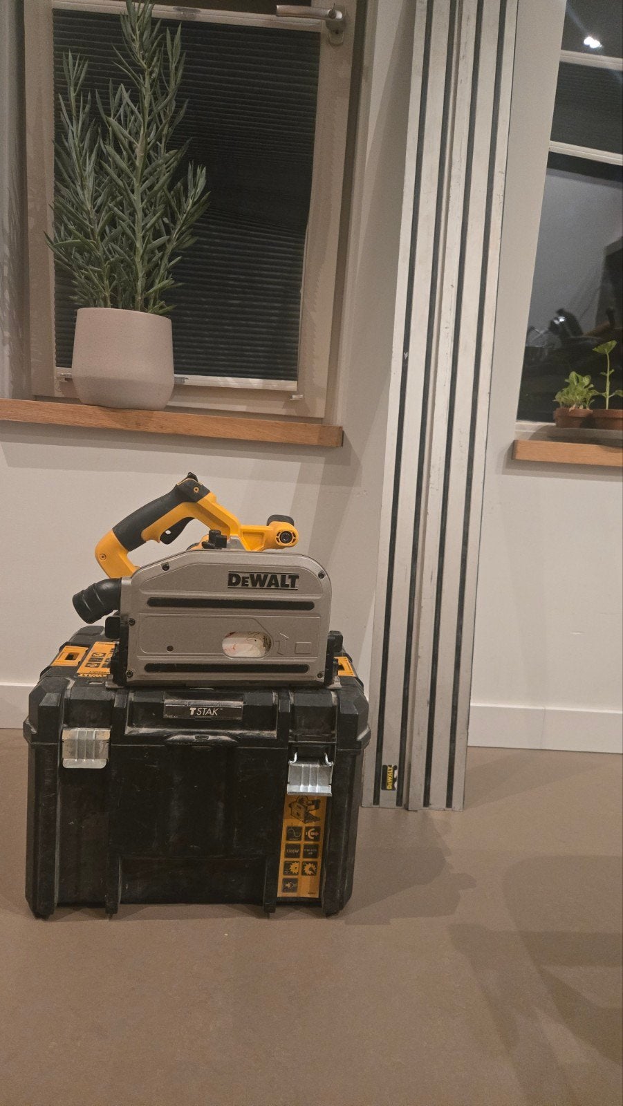 DeWalt DWS520KT invalzaag, Doe-het-zelf en Verbouw, Invalzaag, Ophalen of Verzenden, Zo goed als nieuw, 30 tot 70 mm
