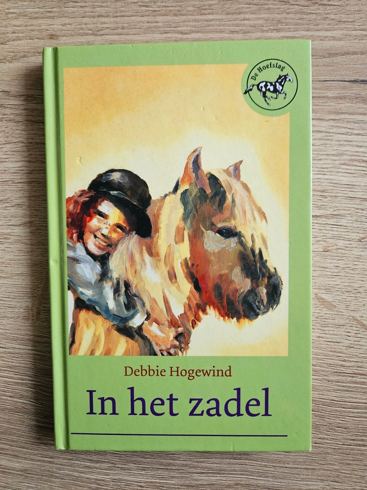 Debbie Hogewind - in het zadel, Boeken, Ophalen of Verzenden, Gelezen, Debbie Hogewind, Fictie algemeen