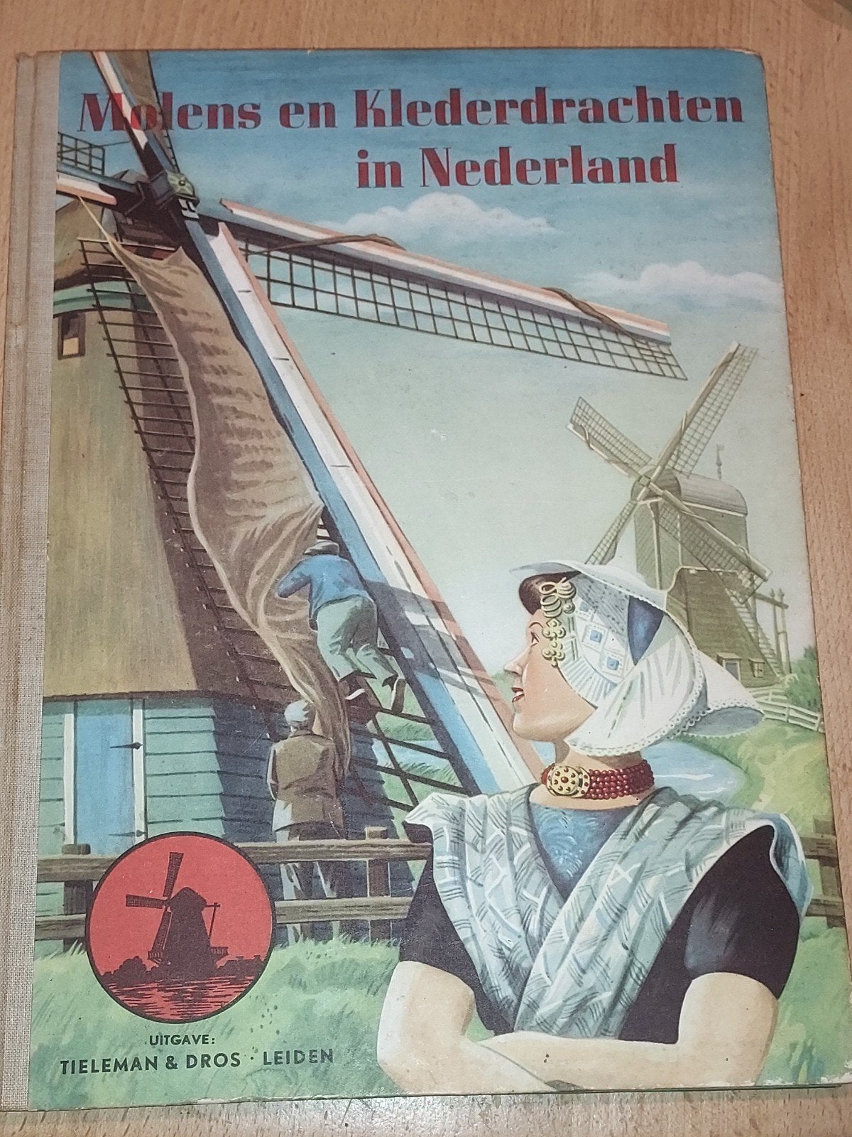 Plaatjesalbum: Molens en Klederdrachten in Nederland (1949), Ophalen of Verzenden, Zo goed als nieuw, Plaatjesalbum