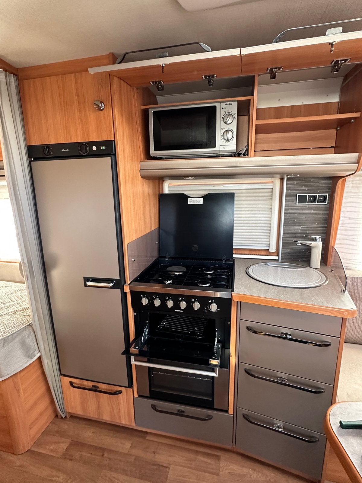 Foto 8 van Hymer Eriba Nova GL 580- Luxe caravan met enkele bedden