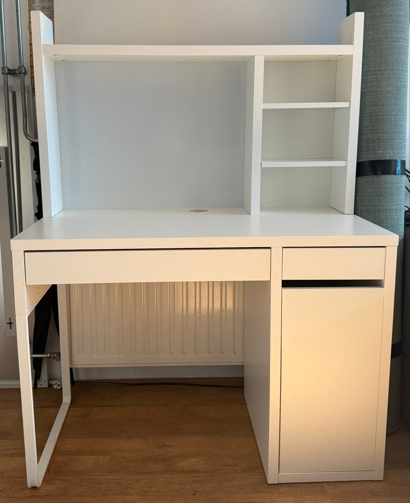 IKEA MICKE Bureau Wit 105x50cm - Zeer Goede Staat, Ophalen, Met lades, Spaanplaat of MDF, Zo goed als nieuw