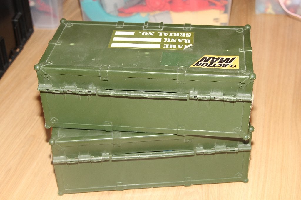 Action man munitie kist (2x) met wapens en kleding, Ophalen of Verzenden