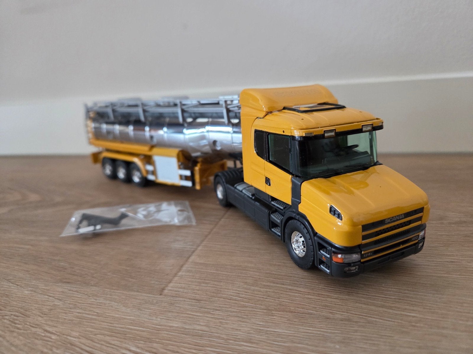 Tekno Scania 124L Torpedo demo geel met tankoplegger, Ophalen of Verzenden, Nieuw, Bus of Vrachtwagen, Tekno
