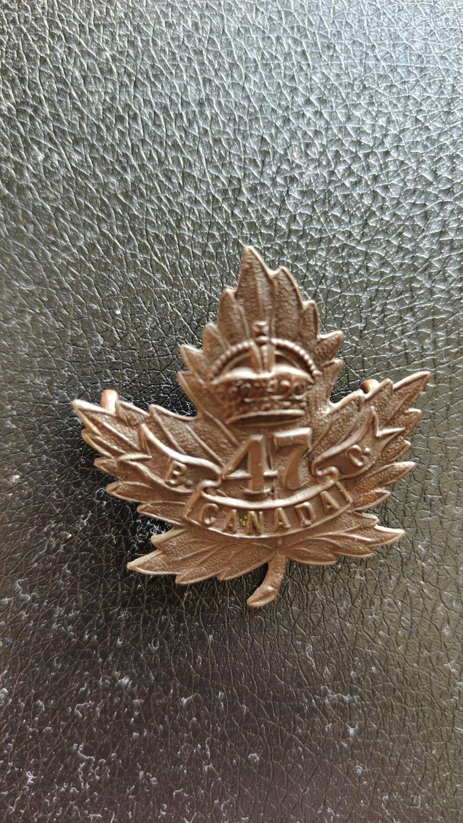 Originele WW1 capbadge 47th CEF., Ophalen of Verzenden, Landmacht, Engeland, Embleem of Badge