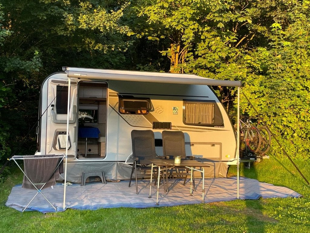 Caravan Knaus Sudwind QD 2023, Caravans en Kamperen, Treinzit, Dwarsbed, Particulier, Luifel
