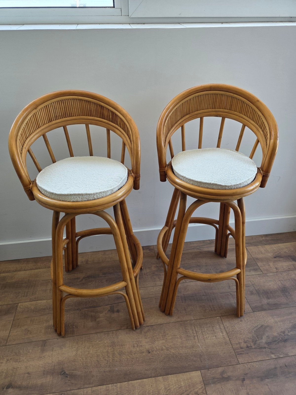 2 vintage rotan barkrukken met nieuw gestoffeerde kussens, Met voetsteun, Ophalen of Verzenden, Zo goed als nieuw, 90 cm of meer
