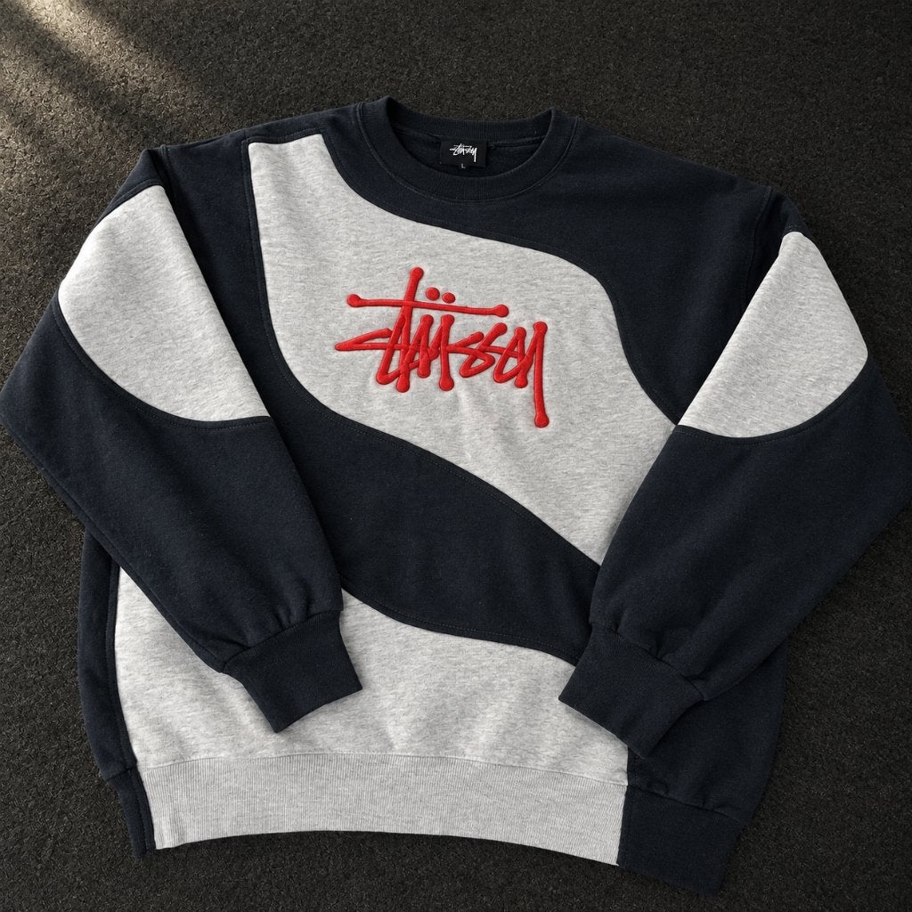 Stussy Reworked Sweater - Zwart/Grijs - Rood Logo - Maat L, Kleding | Heren, Maat 52/54 (L), Stussy, Ophalen of Verzenden, Zo goed als nieuw