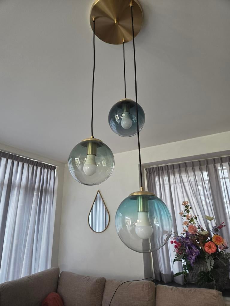 Moderne hanglamp met 3 glazen bollen, goudkleurig, Huis en Inrichting, Lampen | Hanglampen, Ophalen, Zo goed als nieuw, Glas, Modern, Scandinavisch