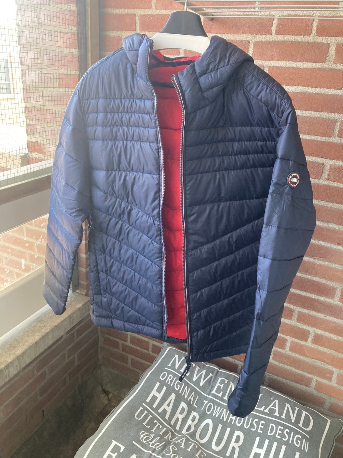 Dunne jas maat M. Met capuchon en zakken .Jack and Jones, Ophalen of Verzenden, Zo goed als nieuw, Maat 48/50 (M), Blauw