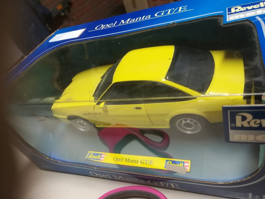 opel manta b geel 1:18 in doos, revell model, Hobby en Vrije tijd, Modelauto's | 1:18, Ophalen of Verzenden, Zo goed als nieuw