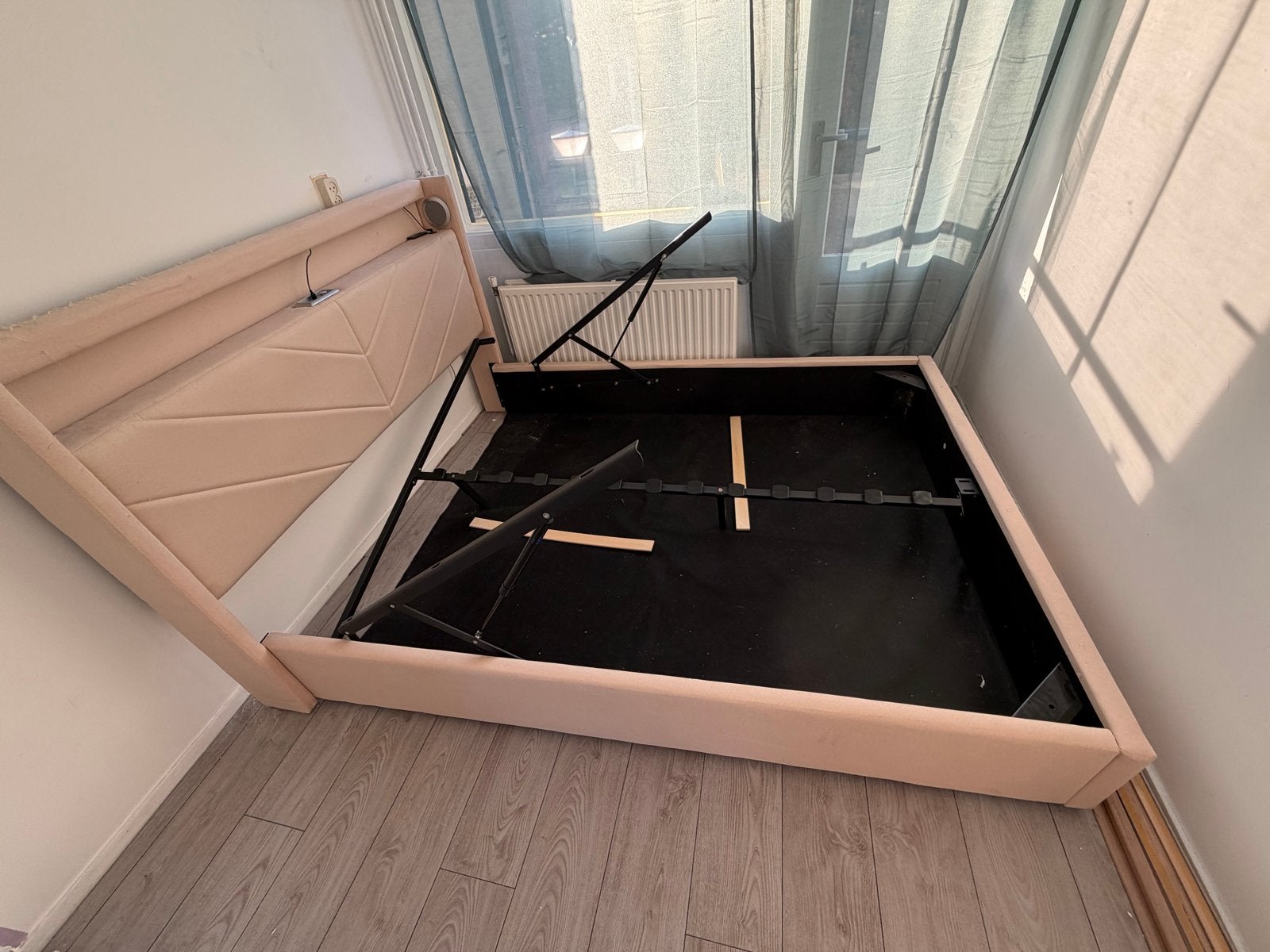 Bed met bluetooth speaker en verlichting, Ophalen, Beige, Tweepersoons, Zo goed als nieuw