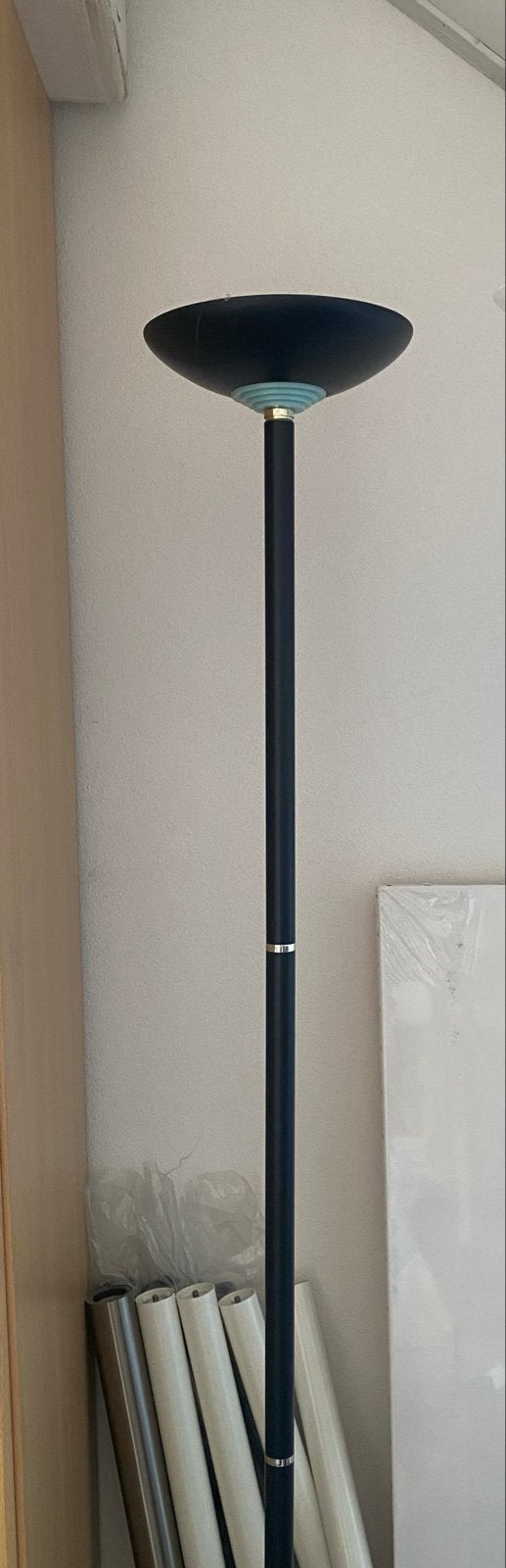 Zwarte vloerlamp met blauw accent - Staande lamp, Huis en Inrichting, Ophalen, Gebruikt, Overige fittingen, Metaal