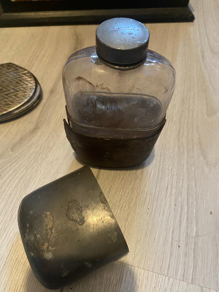 Antiek flesje in houder, Antiek en Kunst, Antiek | Overige Antiek, Ophalen of Verzenden
