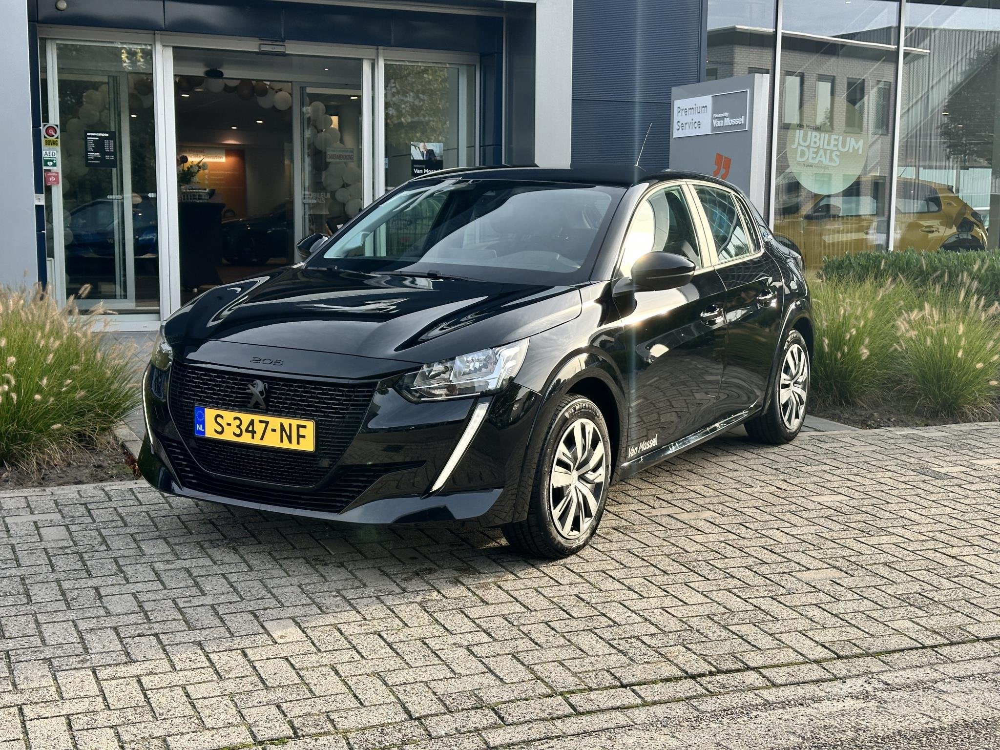 Peugeot e-208 EV Active 50 kWh Apple carplay, Auto's, Zwart, Origineel Nederlands, 362 km, 1430 kg