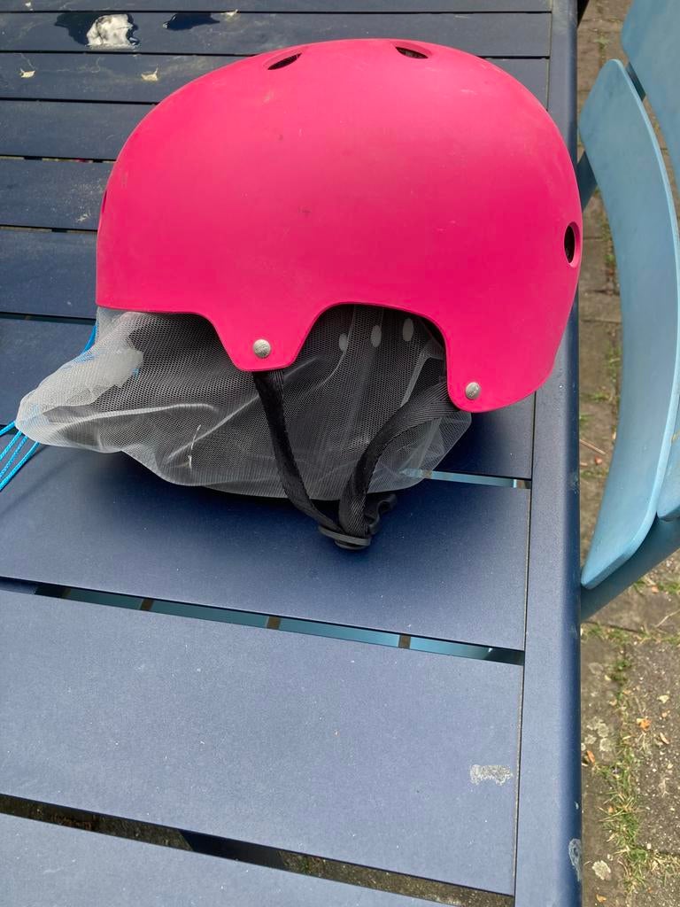 Roze skatehelm - Bescherming voor skaten en steppen, Ophalen, Zo goed als nieuw, M, Jongen of Meisje