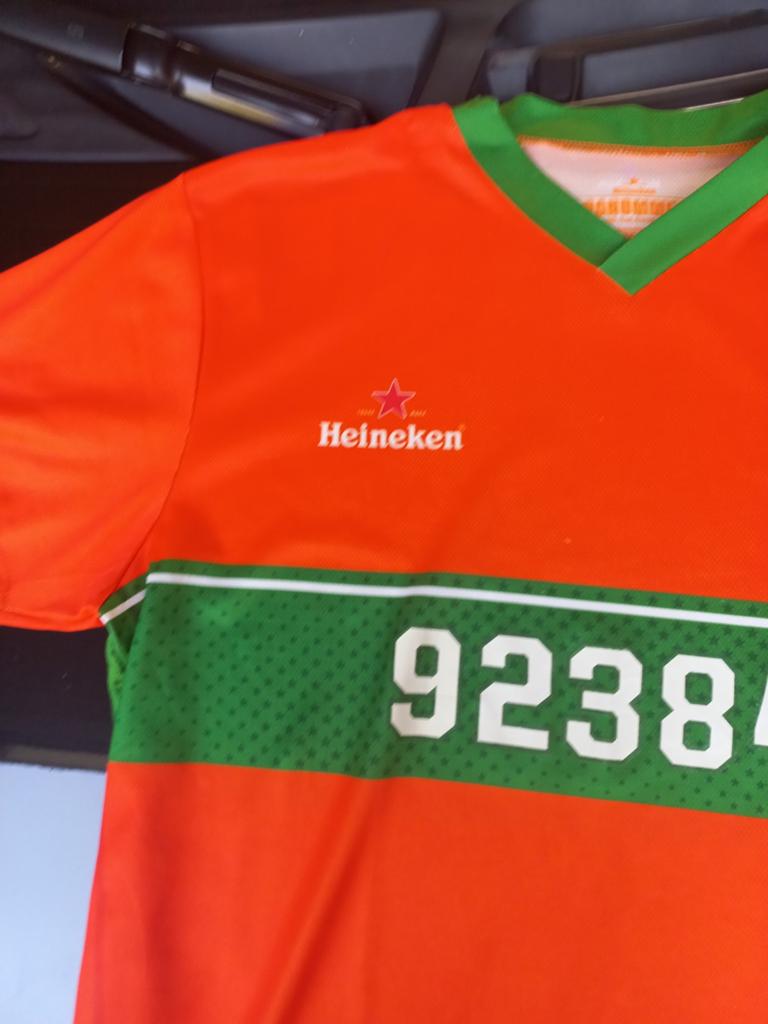 Oranje voetbalshirt met nummer 92384 en Heineken logo, Kleding | Heren, Maat 52/54 (L), Onbekend, Oranje, Ophalen of Verzenden