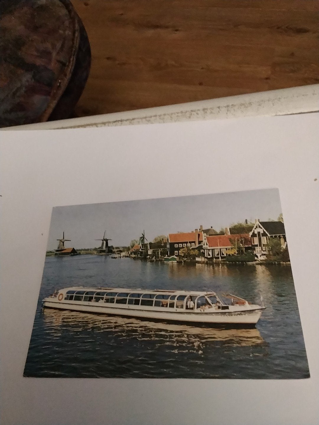 Ansichtkaart Zaanse Schans met rondvaartboot, Ophalen of Verzenden, 1980 tot heden, Gelopen, Noord-Holland