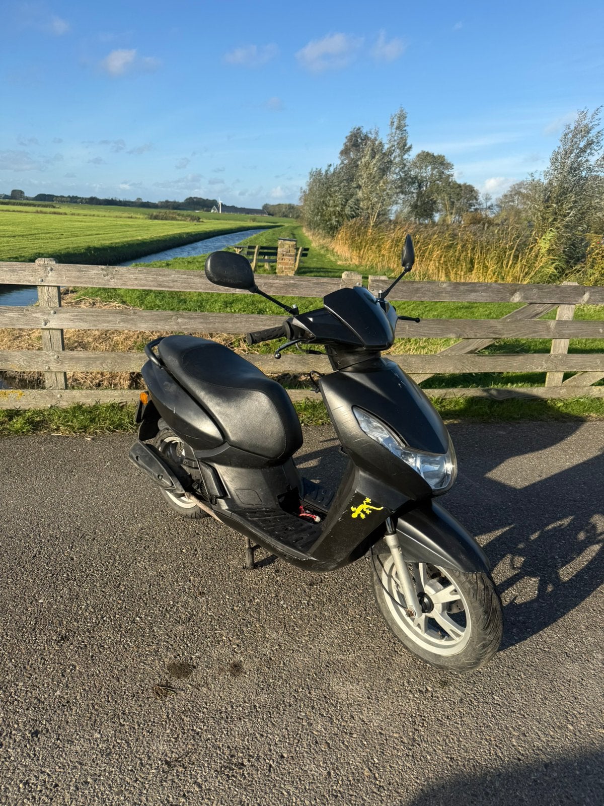 Peugeot kisbee, Fietsen en Brommers, Ophalen, Zo goed als nieuw, Benzine, Overige modellen